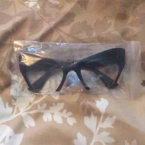 ‼️🆕Brand New Sunglasses Black frame TRENDY‼️